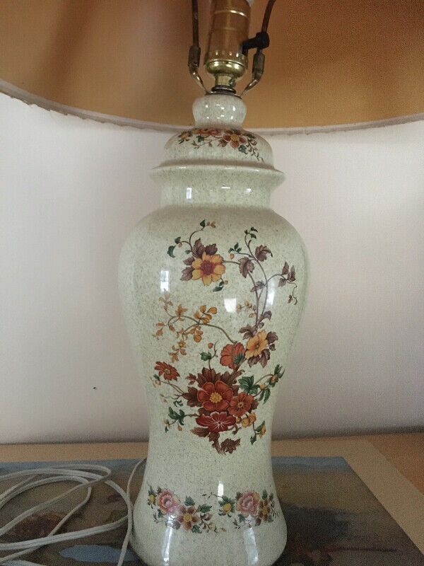 Vintage 26” lamp in with original shade/ lampe ancienne 26” in Kitchen & Dining Wares in Longueuil / South Shore - Image 2