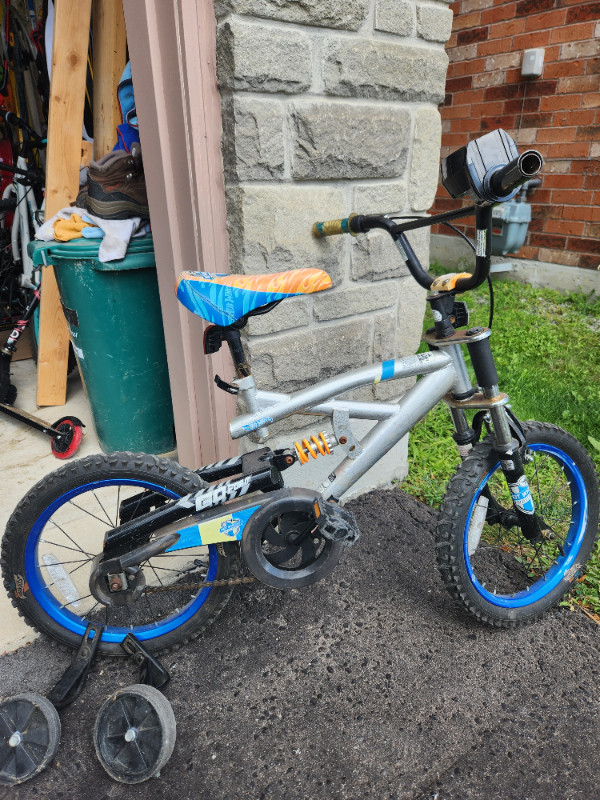 Kid bike with training wheels in Kids in Markham / York Region