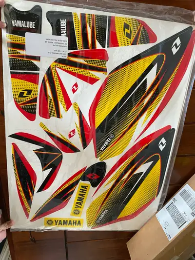 KIT GRAPHIQUE STICKER KIT YAMAHA ZUMA YW50FX MODÈLE AVEC 1 SEULE LUMIÈRE AVANT 2014 @ 2018 1 JAUNE 2...