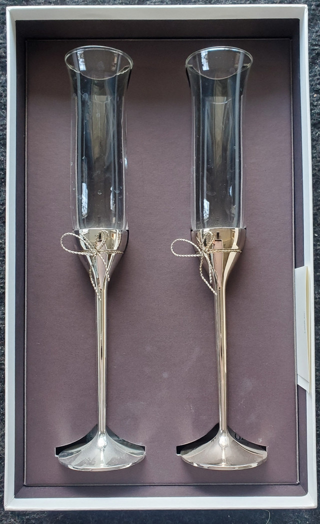 Vera Wang silver plated WEDGWOODLOVE KNOTS TOASTING FLUTES, PAIR in Arts & Collectibles in Mississauga / Peel Region