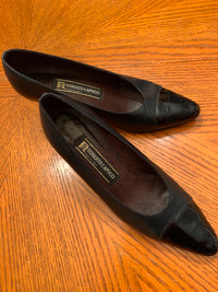 Size 9B Robert Capucci black leather patent toe highheeled pumps