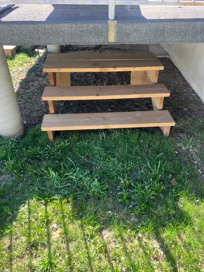 escalier de qualité extérieur en bois traiter!!3 marches !!$80., View more