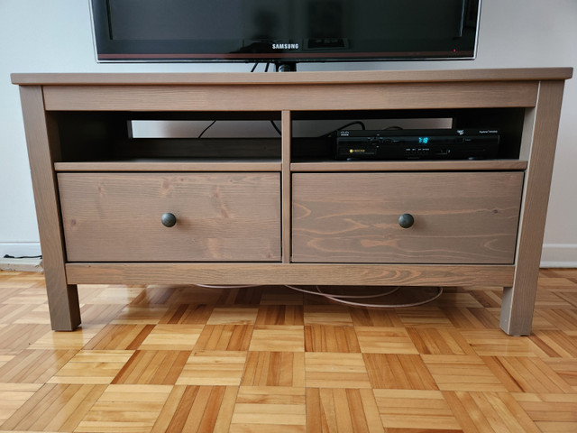 Meuble télé HEMNES Gris/brun 44" avec 2 tables d'appoint dans Meubles de télé et unités de divertissement  à Ville de Montréal