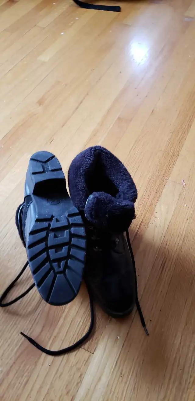 Winter Boots in Women's - Shoes in Calgary - Image 3