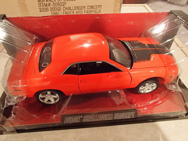 1:18 SCALE DIE-CAST FAIRFIELD MINT 2006 DODGE CHALLENGER CONCEPT in Toys & Games in Sarnia - Image 2