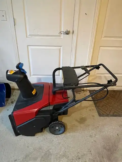 Toro e21 Electric Snow Blower *Excellent condition!* in Snowblowers in Laval / North Shore - Image 8