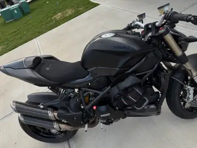 Mint recently serviced by a Ducati technician. Timing belts, brake fluid and oil change. Need nothin...