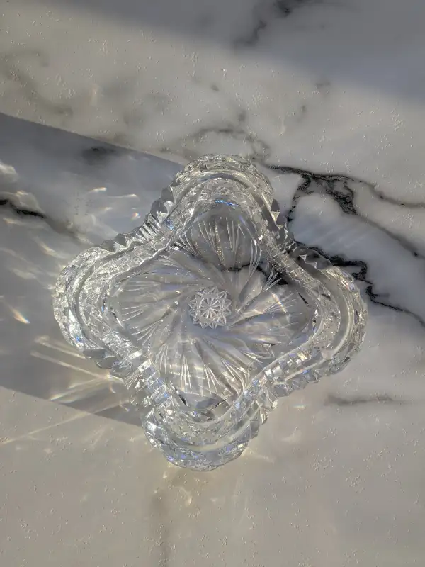 Pinwheel Crystal Glass Ashtray in Arts & Collectibles in City of Montréal - Image 2