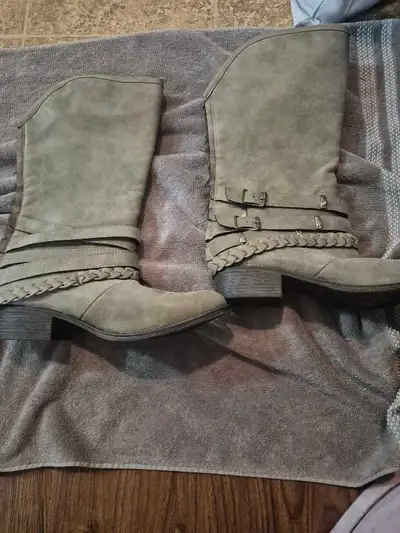 Step out in style with these grey cowgirl-style boots, perfect for adding a touch of rustic charm to...