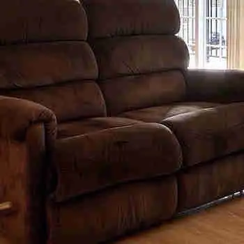 Il me reste une (1) causeuse inclinable à vendre, marque Lazyboy en très bonne condition et de bonne...