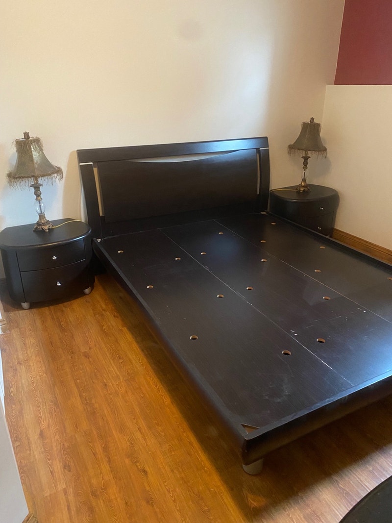 Queen Ensemble de chambre à coucher/bedroom set Beds & Mattresses