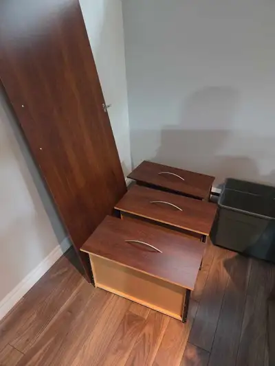 Très grande étagère 60 pieds de hauteur 4 pieds de longueur 20 pouces de profondeur Excellente condi...