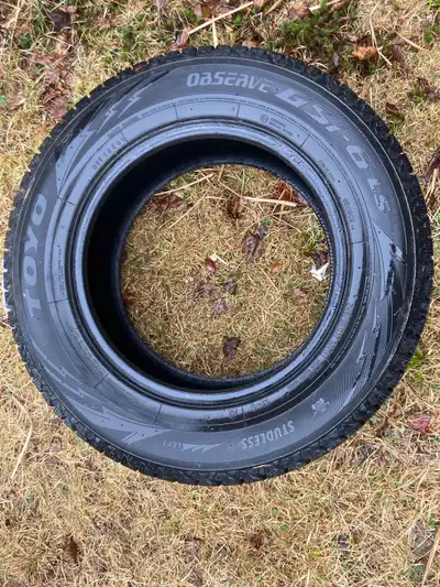 PNEUS D’HIVER - EXCELLENT ÉTAT 4 pneus d’hiver Toyo GSI-5 245/65R17 comme neufs 600$ Un pneu neuf in...