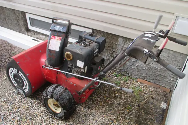26 inch DELUX DUAL STAGE 8 HP SNOW BLOWER in Snowblowers in Regina - Image 3