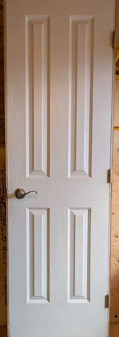 Interior door with knob.  porte intérieure avec poignée, View more