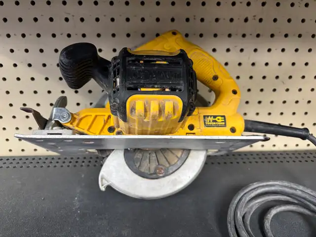 Dewalt DWE575 Circular Saw in Power Tools in Oshawa / Durham Region - Image 3