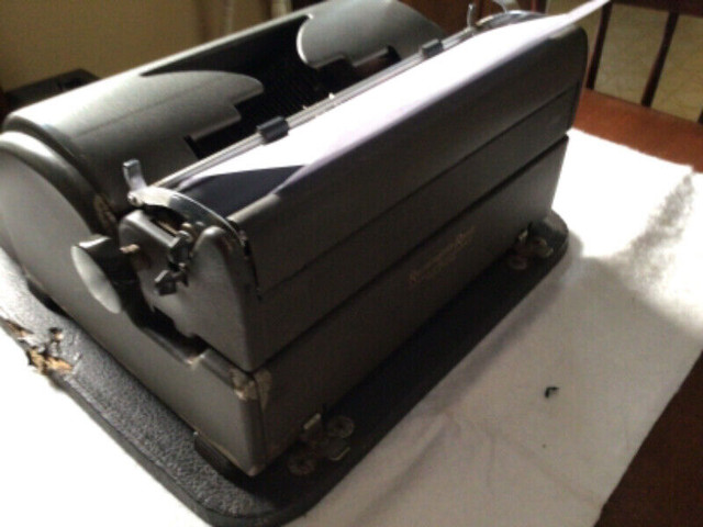 Vintage Remington Typewriter in Arts & Collectibles in Sault Ste. Marie - Image 2