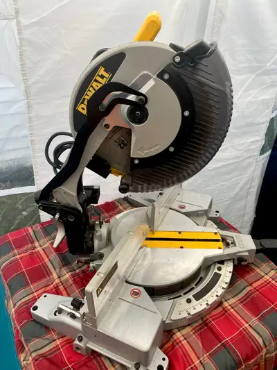 DEWALT (DWS715) 12” Compound Single Bevel Miter Saw, 15-Amp, 14 Positive Stops, Tall Sliding Fence t...