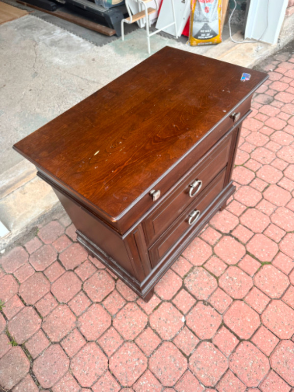 Wooden Dressers with 2 nightstands dans Commodes et armoires  à Longueuil/Rive Sud - Image 4