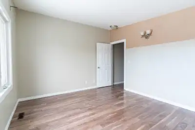 1 FURNISHED room available IMMEDIATELY. Rare duplex for rent in the prime Tuxedo Park neighborhood....