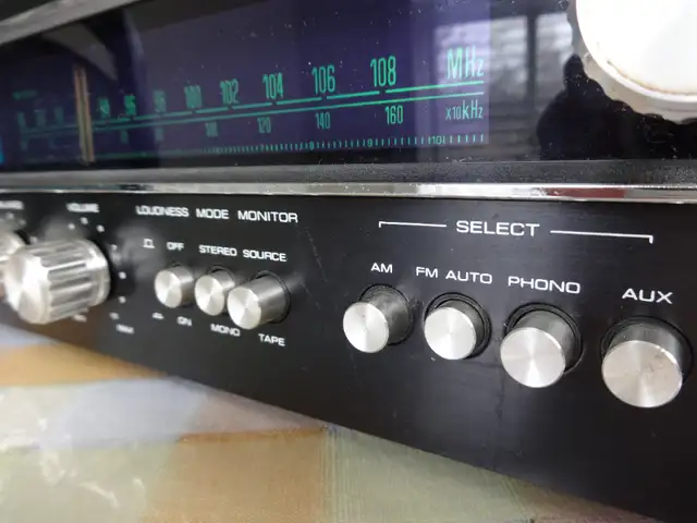 Toshiba SA-300 AM/FM Vintage(1974) Stereo Receiver for sale in Stereo Systems & Home Theatre in Markham / York Region - Image 4