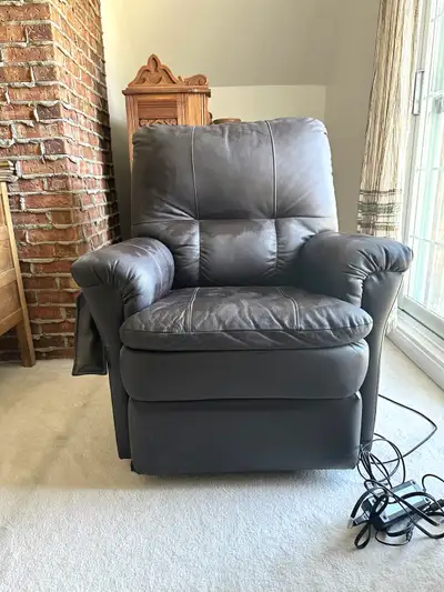 Fauteuil acheté en 2012, utilisé pendant 4 mois et entreposé depuis. En très bon état, neuf.