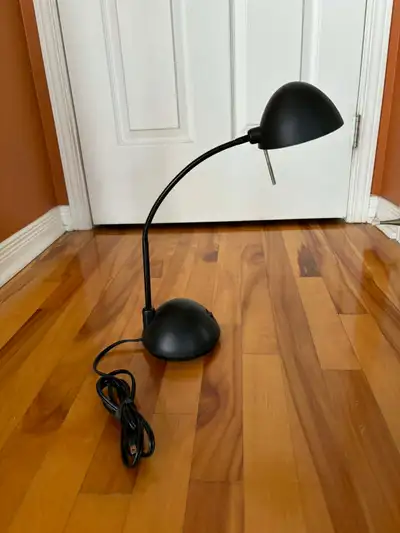 Lampe de bureau flexible halogène (hauteur max 20 po) – DISPO À, View more