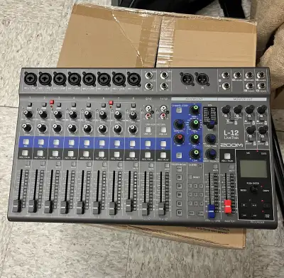 Zoom Livetrak L-12, View more