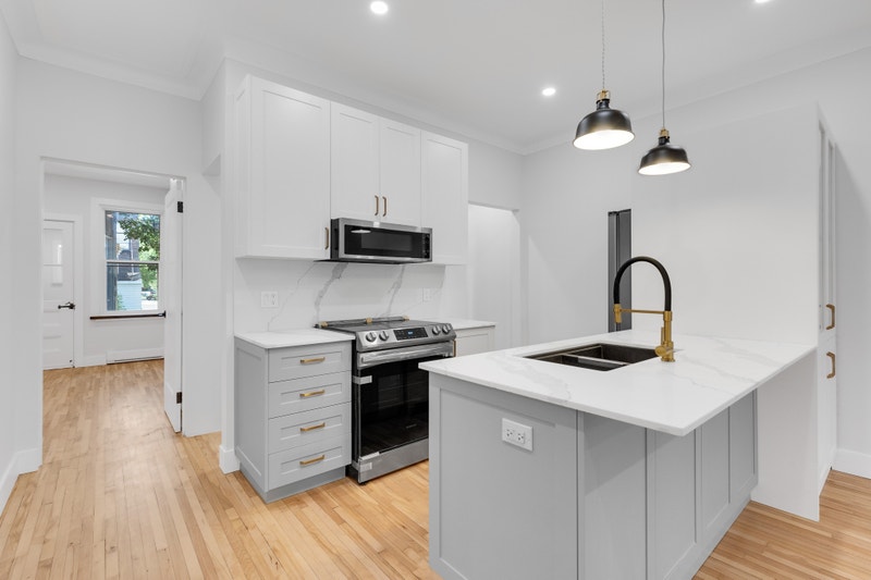 *FIRST MONTH FREE* renovated 4br / 2 bath apartment in Verdun