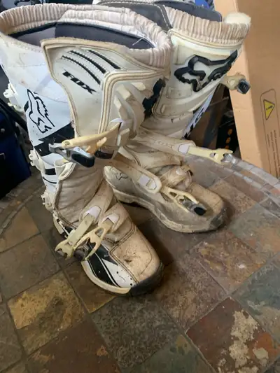 These are used Fox Comp 8 motocross boots, size men's 8 or EU 41, offering solid protection and supp...