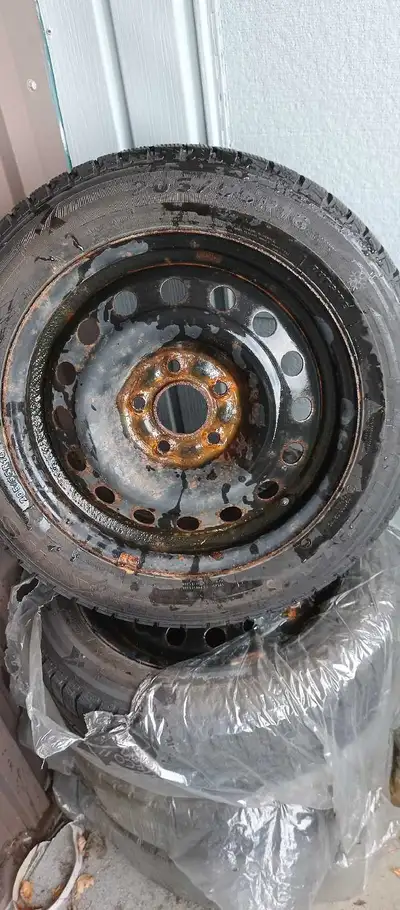 Nereus winter tires 20,000 kms used comes with rims already installed and balanced size 205-55-16 ,...