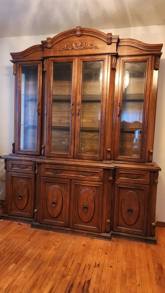 Antique Buffet and Hutch in Hutches & Display Cabinets in City of Toronto - Image 2