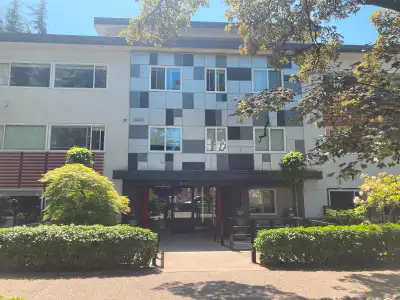 1 private bedroom available for rent in the heart of Kitsilano comes with ensuite 3 piece private ba...