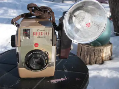 VINTAGE Kodak Eastman Brownie Bulls-Eye Gold 620 Film Camera GC, View more