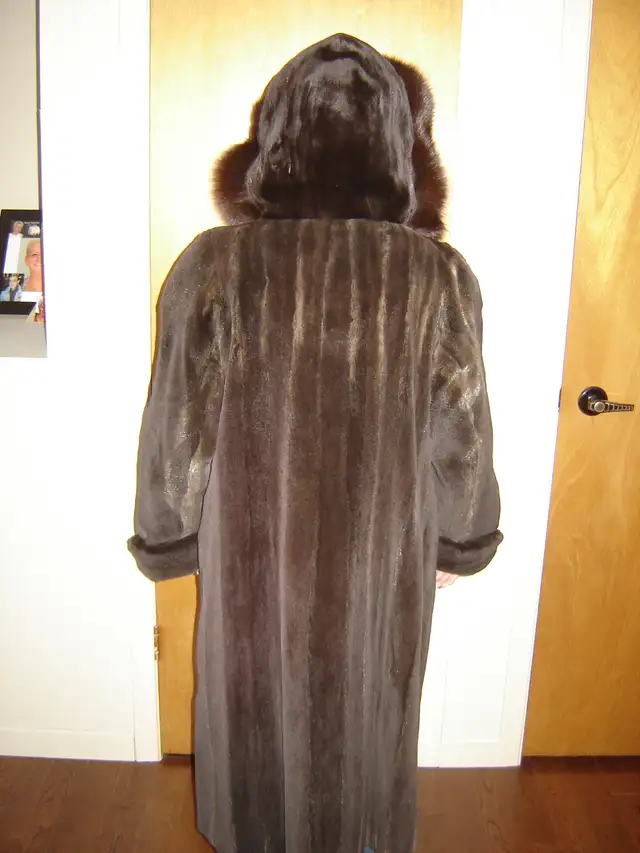 Manteau de Vison Raser avec Capuchon ( vraie Vison ) in Women's - Tops & Outerwear in Laval / North Shore - Image 4