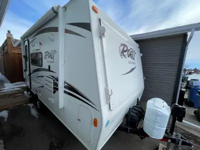 2015 Rockwood Roo 17 hybrid Super clean trailer. Fits on a parking pad next to a garage, no need to...