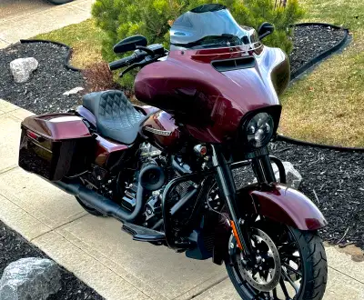 Beautiful 2018 street glide special 107 M8 with super low km This bike is like new and is loaded wit...