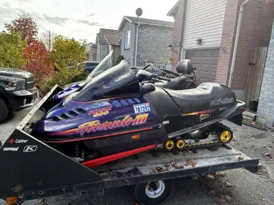 1999 Polaris Indy xlt touring 600. Reverse, Km unknown as of posting. Studded track, heated handles...