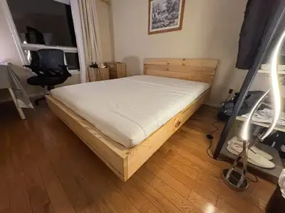 Location: 52 Thornbury Crescent, Nepean Furnished Ground Floor Spacious Wood Floor Bedroom with Priv...