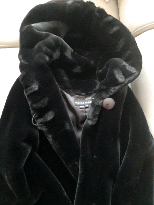 Winter coat hooded black long faux fur women  in Women's - Tops & Outerwear in City of Montréal - Image 3