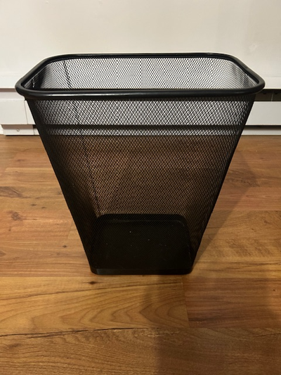 POUBELLE NOIRE EN MÉTAL - ALUMINIUM - BON ÉTAT - PEU SERVI- 15$, View more