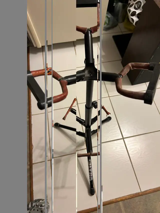 Folding guitar stand for sell in Guitars in Mississauga / Peel Region - Image 4