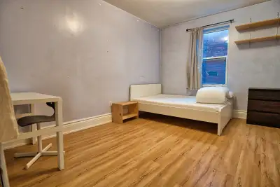 - room for rent - available November 1st - Downtown Toronto - close to OCAD, UofT, TMU, George Brown...