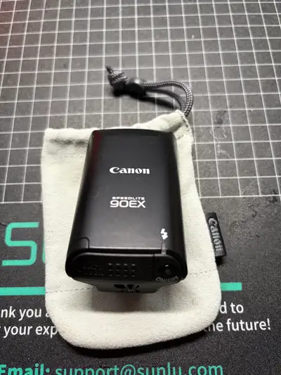 This pre-owned Canon Speedlite 90EX is a compact and versatile external flash perfect for adding pro...