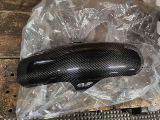 Harley dyna carbon fender in Motorcycle Parts & Accessories in Norfolk County - Image 2