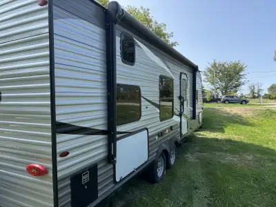 2021 Jayco SLX 264BH Trailer is lightly used and not needed anymore. Great trailer for a family as i...