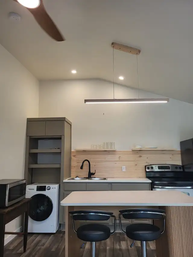 1 Bdrm Studio $1200/mth | Furnished w laundry