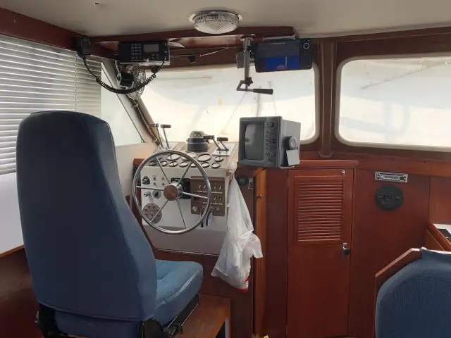 1974 Uniflite 28 ft Sport Sedan Fishing Boat in Powerboats & Motorboats in Campbell River - Image 6