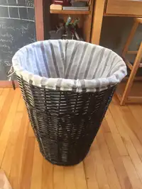 CLOTHES HAMPER WITH REMOVABLE BAG
