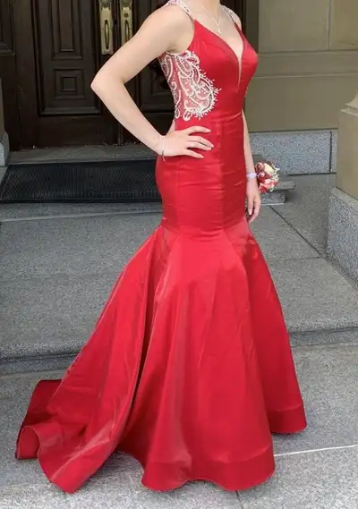 Beautiful grad dress for sale size 4, flattering deep v front and back with sparkly Swarovski crysta...